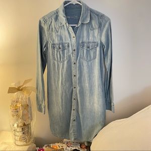 Gap 1969 Blue Denim Woman's Long Sleeve Cotton Dress Shirt Top Two Pocket.